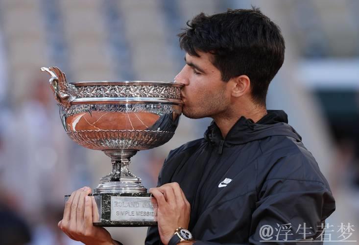 阿尔卡拉斯逆袭成功，再次问鼎法网男单冠军